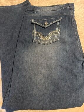 Women's Straight Leg Jeans — Dark Blue Straight Fit with Decorative Back Pocket